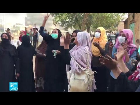 النساء في السودان جنبا لجنب مع الرجال في الاحتجاجات