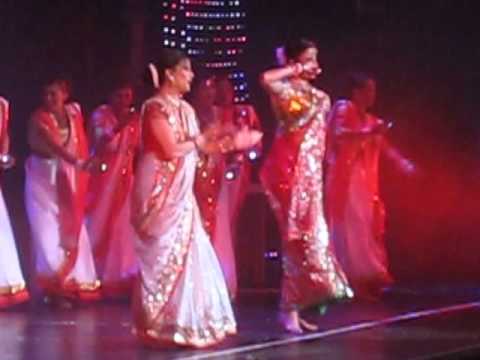 Aishwarya Rai & Madhuri Dixit at Unforgettables Concert in New York (Dola Re)