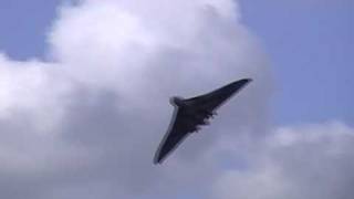preview picture of video 'Vulcan & F16s at Volkel Luchtmachtdagen 2009'