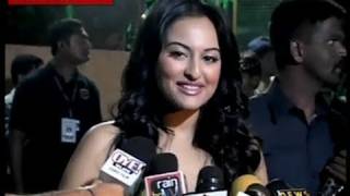 Bollywood roots for Salman Khan & Shah Rukh Khan at Filmfare Awards 2011
