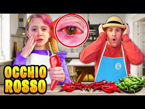 GIORGIA SI BRUCIA L'OCCHIO CON IL PEPERONCINO PICCANTISSIMO MENTRE CUCINA CON SALVO! *Piange*