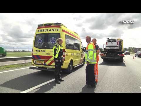 Auto slaat over de kop op A28 bij De Lichtmis, vrouw en kinderen lichtgewond