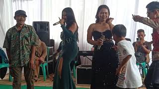 Download lagu Biduan bohay goyang di panggung dangdut hajatan pernikahan mp3