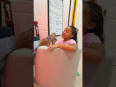 Kirah tattoos Cali’s feet 🦶😂