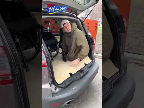 Незламний Герой. Як я сідаю в автівку.