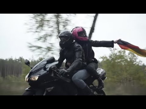 ஓசூரில் இறுக்கமாக கட்டிப்பிடித்து பைக்கில் பயணம் செய்த இணையர்கள் கைது