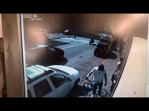 Commercianti derisi dagli spacciatori africani: «Chiamate i Carabinieri....»