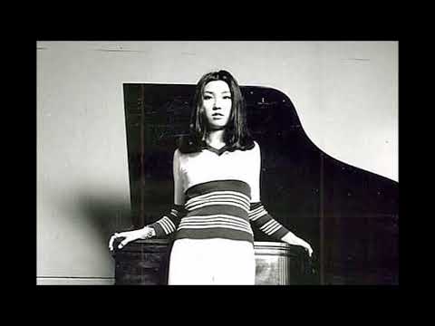 荒井由実 ～ 雨の街を (1976年NHKスタジオにおけるライブ音源) ④ のサムネイル