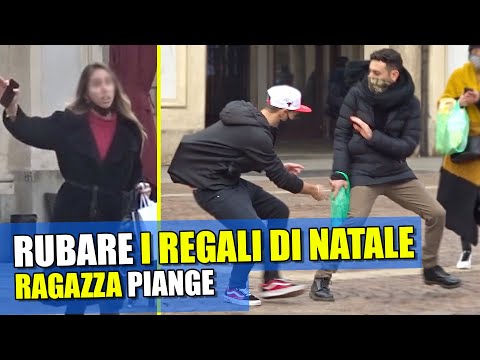 RUBARE i REGALI di NATALE alla GENTE - Ragazza PIANGE