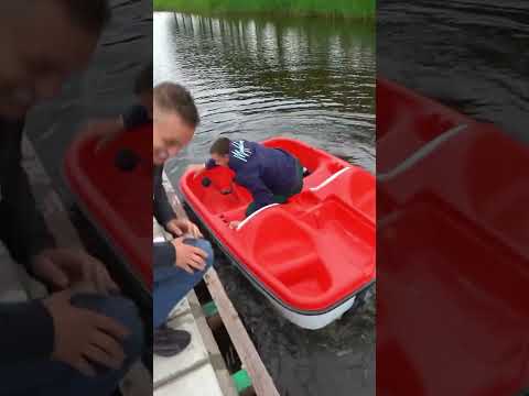 Chahid probeert Okke zijn waterfiets te laten zinken! 😂 #short #shorts