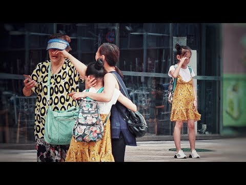 當小女孩孤零零地站在街頭，因為和媽媽走散，有路人都急哭了！