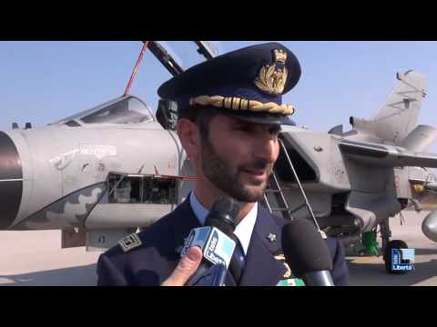 Riavvolta la bandiera di guerra, San Damiano dice addio al 50° Stormo