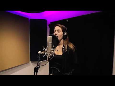 Caro Domenech de DisneyEntrelazados Cantando