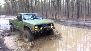 preview picture of video 'Jeep Comanche MJ going through mud at Wharton State Forest'