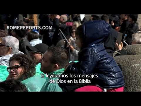 Francisco en el Ángelus: Ojalá tratáramos la Biblia como a nuestro celular