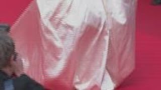 Julia Roberts joins 'Armageddon Time' stars Anne Hathaway and Jeremy Strong on the Cannes red carpet video