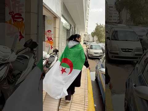 جزائرية تجول بعلم بلادها وسط البيضاء وتشكر المغرب على حسن الحفاوة والتنظيم المحكم للتظاهرة