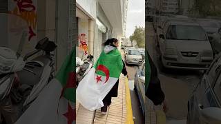 جزائرية تجول بعلم بلادها وسط البيضاء وتشكر المغرب على حسن الحفاوة والتنظيم المحكم للتظاهرة thumbnail