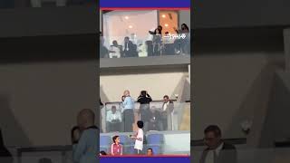 حكيم زياش رفقة والدته في مدرجات دونور لحضور الديربي thumbnail