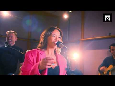 Keiino and Peder Elias with playful live performance of "That's what I want"