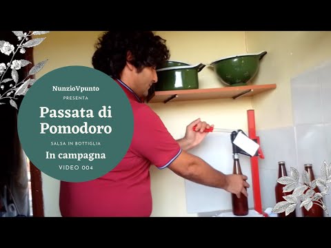 Passata di pomodoro in bottiglia cioè Salsa per un anno di puro piacere