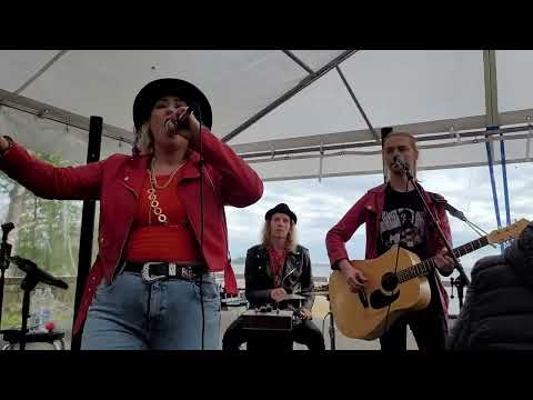 Noora Louhimo Acoustic Experience: Mercedes Benz (3.6.2023 Ukkokari, Vaasa)