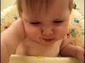 可愛的Baby 吃著楊桃，明明很酸，但還是要吃。