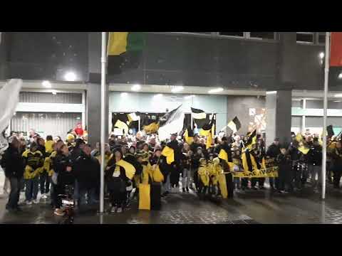 Fans der Bayreuth Tigers protestieren vor dem Eisstadion