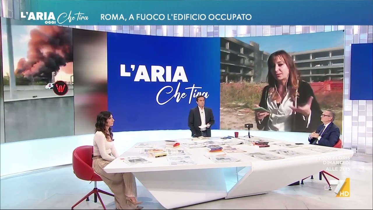 Incendio in una palazzina occupata a Roma, Tor Cervara: occupante si lancia dal secondo piano ...