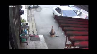 [分享] 驚悚 慎入 行人馬路外側慘遭輾斃(轎車)