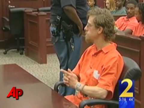 Police: Elf Threatened Santa With Dynamite