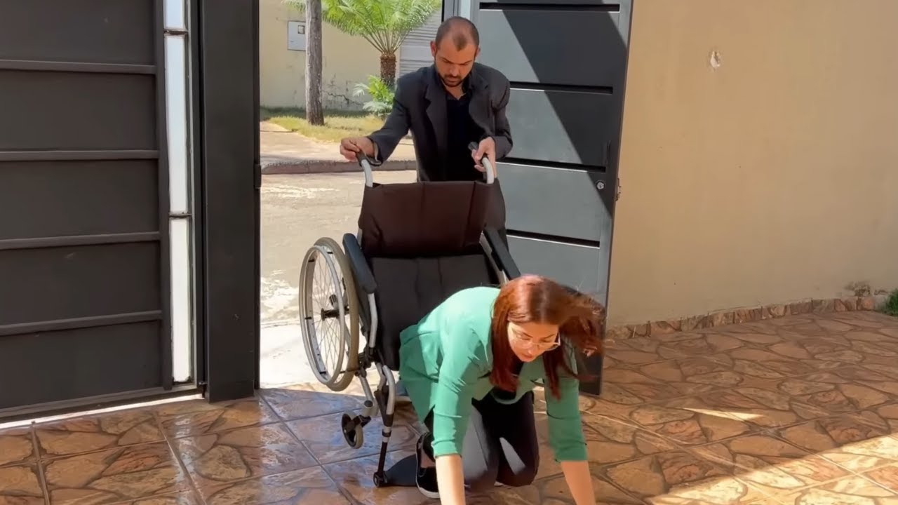 Eles a HUM1LH4R4M por causa de sua condição sem imaginar quem ela era!!! (FILME COMPLETO)