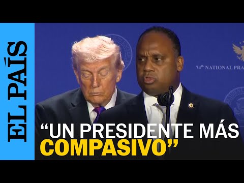 EE UU | Un congresista reza por un presidente "más compasivo" con Trump detrás | EL PAÍS
