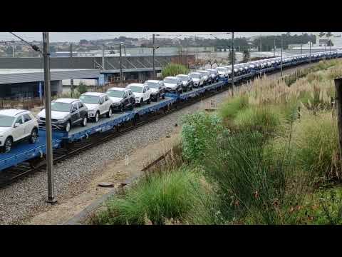 Comboio 80811 com locomotiva MEDWAY 4715 e transporte de carros