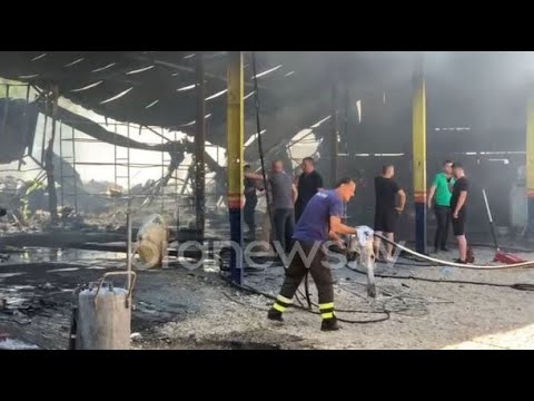 Zjarri shkrumbon servisin e makinave në Fushë Prezë