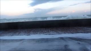 preview picture of video 'Grandes marées Saint Malo - Pleine mer du matin Dimanche 16 Décembre 2012'