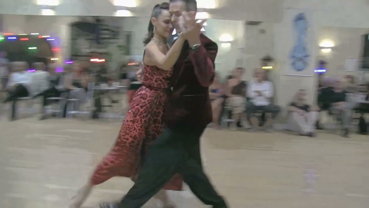 Michael Nadtochi et Elvira Lambo dansent sur la valse Cuatro Palabras