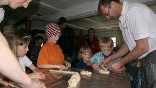 preview picture of video 'Brezen und Zöpfe flechten mit Bäcker Popp im Bauernhofmuseum Kleinlosnitz'