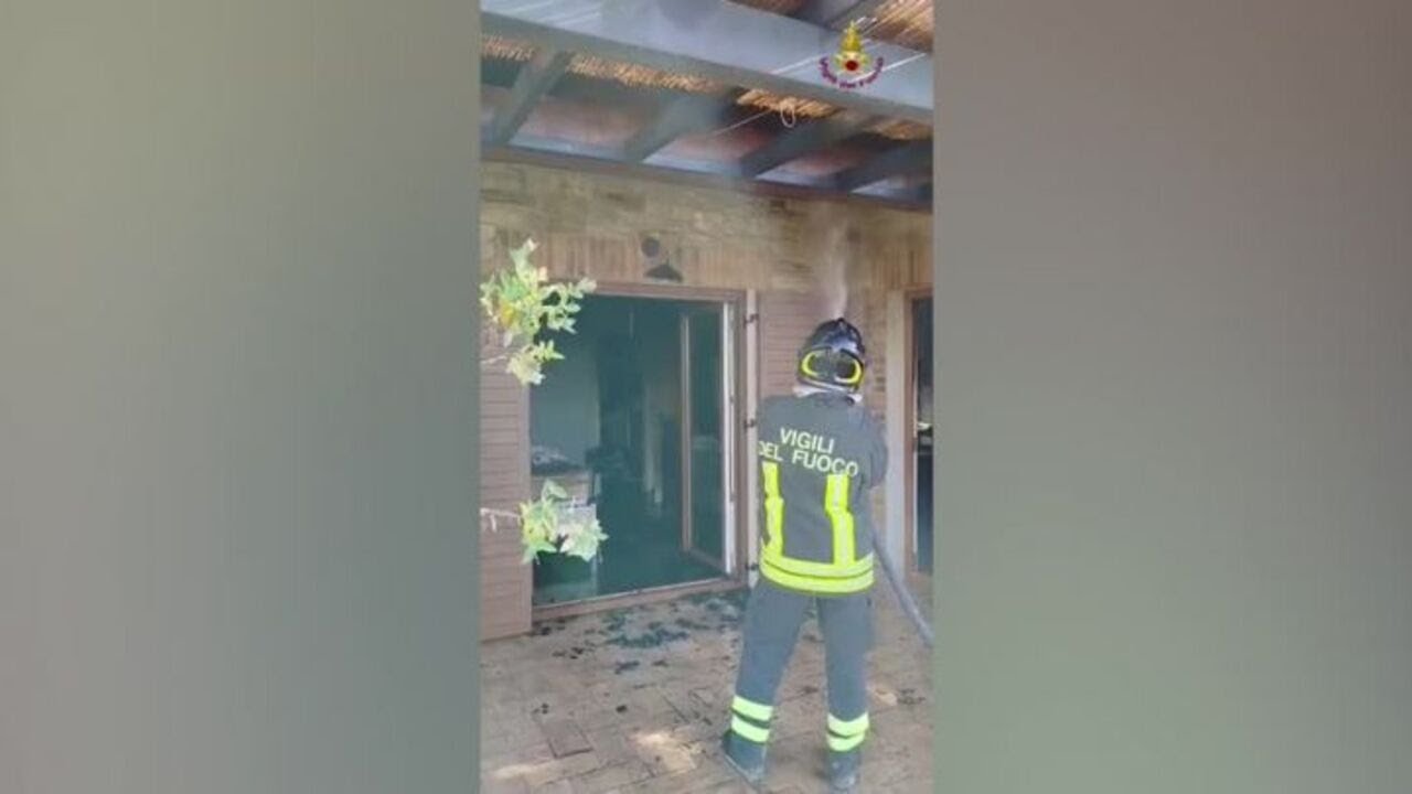 Donna trovata morta in casa in Umbria, a fuoco il tetto dell'abitazione
