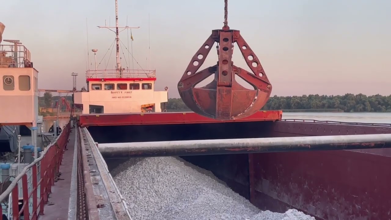 Гігантський кран завантажує ТОННИ вантажу у судно за лічені хвилини!