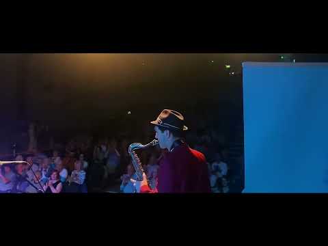 Behind the scenes with Dominic Halpin & the Honey B's