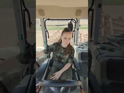 Чудово освоїла керування трактором гарна дівчина і тепер впевнено працює в полі