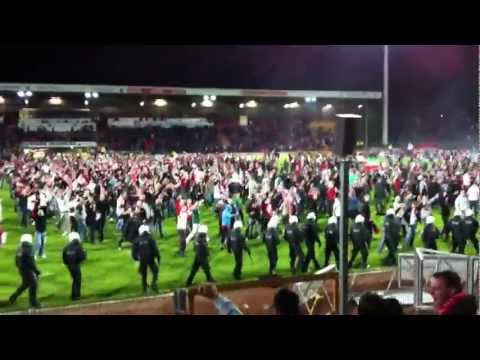 Sportfreunde Siegen vs. Rot Weiß Essen // Randale und Platzstürmung nach dem Spiel