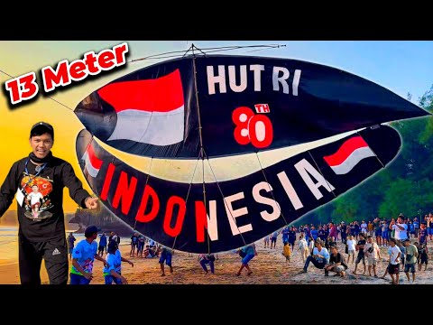 SECONDS WHEN THE LARGEST 13-METER KITE WAS DESTROYED BY THE WINDS ON SERANG BEACH, BLITAR!!!