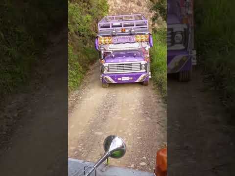 asi se dan vía dos chivas en Samaná Caldas, no es fácil por el poco espacio de la vía #campo #chivas