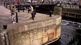 preview picture of video 'naked  in the  albert  dock'