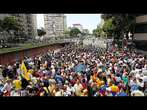 صدامات بين الشرطة الفنزويلية ومحتجين ضد مادورو