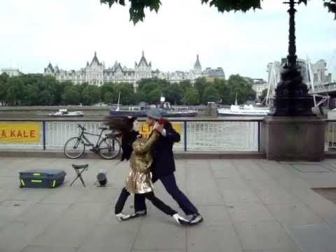 artista de rua dançando com boneca em Southbank, Londres