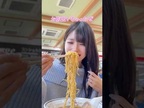 旦那がお土産見てる間に隠れてラーメン爆食する妻がやばいw【爆食】