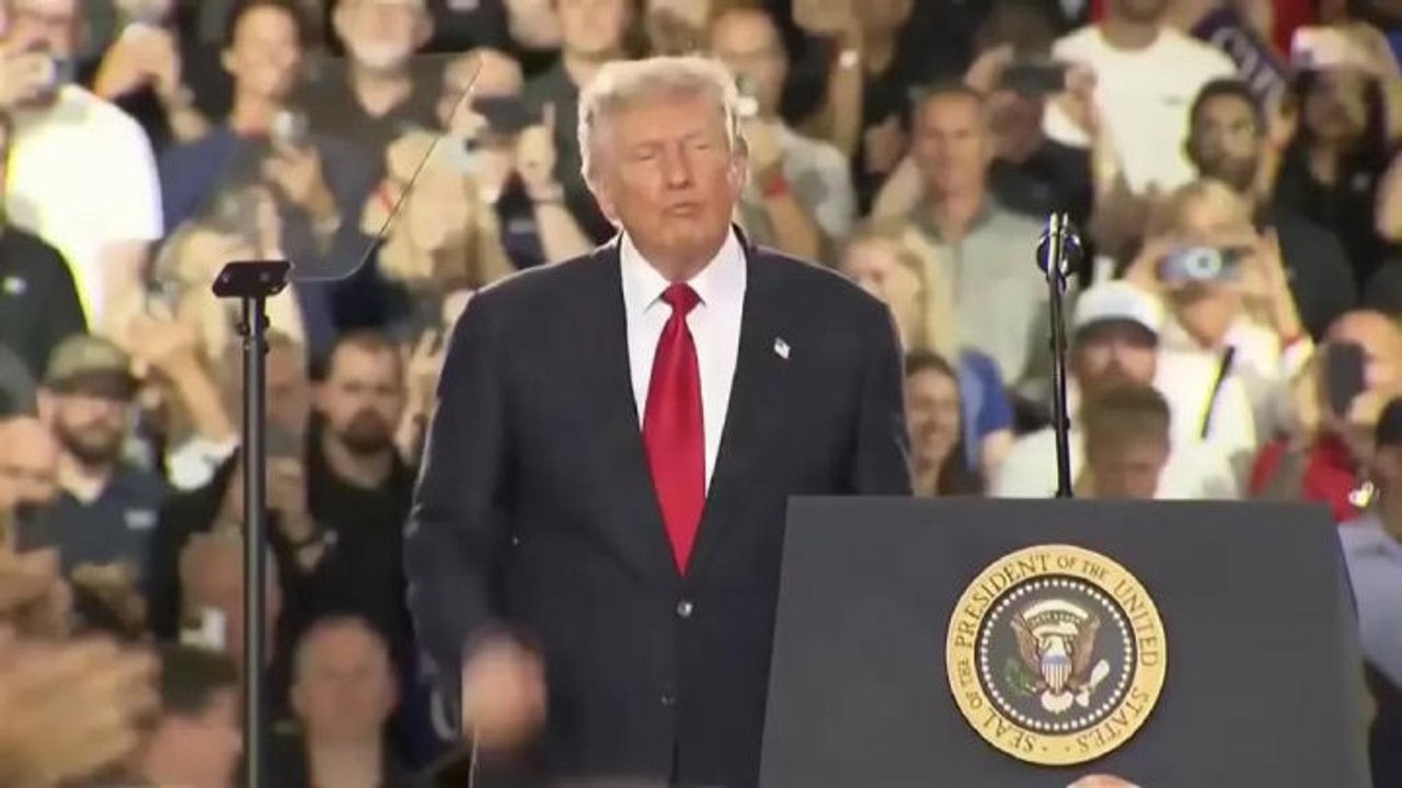 L'iconica Trump dance del Presidente Usa sulle note di Ymca a un comizio in Michigan